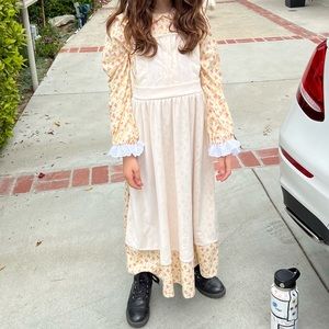 Girl costume dress with bonnet